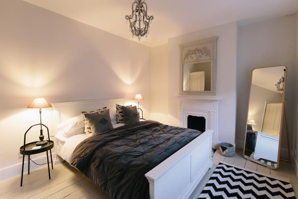 Beautiful House, Cirencester Centre, Parking Extérieur photo