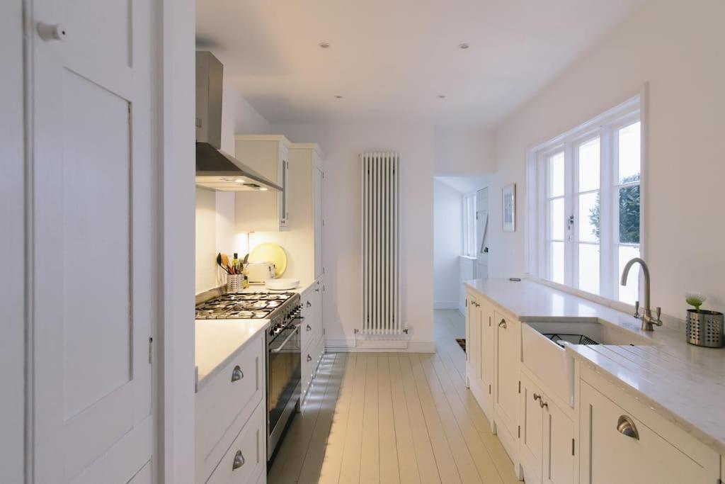 Beautiful House, Cirencester Centre, Parking Extérieur photo
