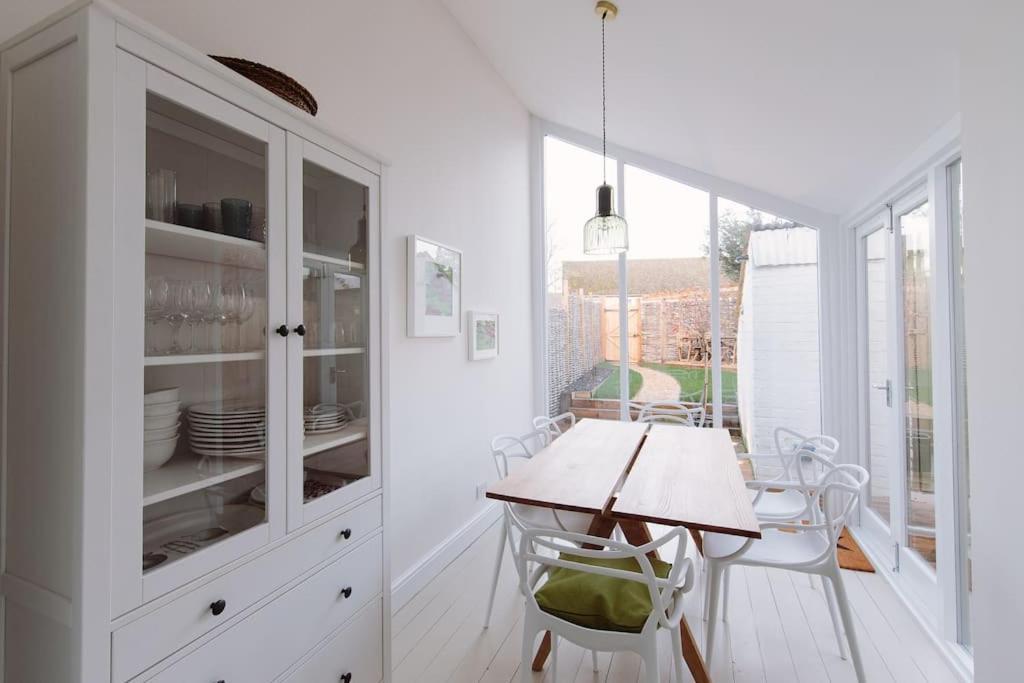 Beautiful House, Cirencester Centre, Parking Extérieur photo