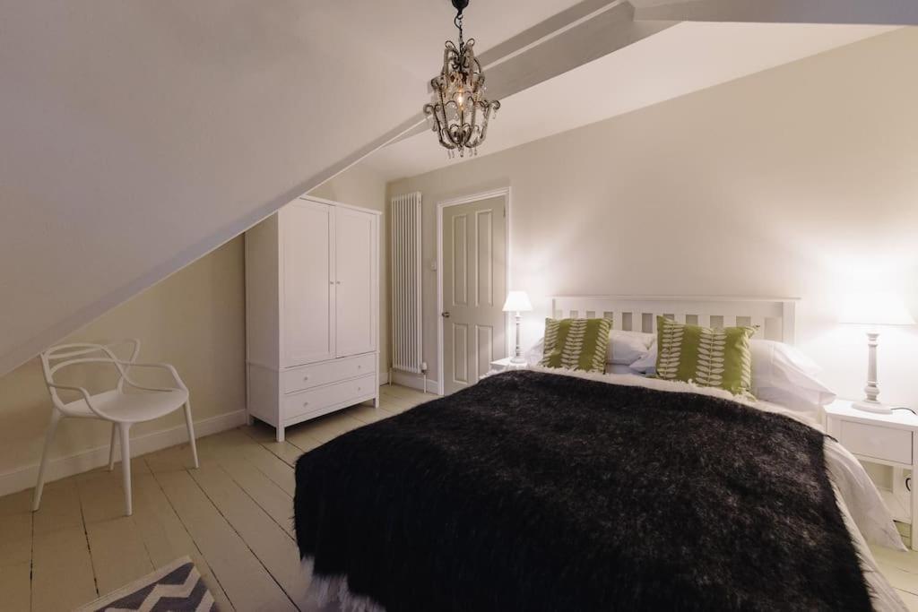 Beautiful House, Cirencester Centre, Parking Extérieur photo