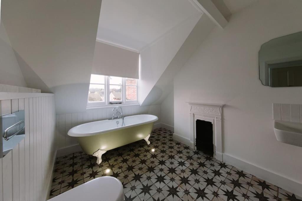 Beautiful House, Cirencester Centre, Parking Extérieur photo