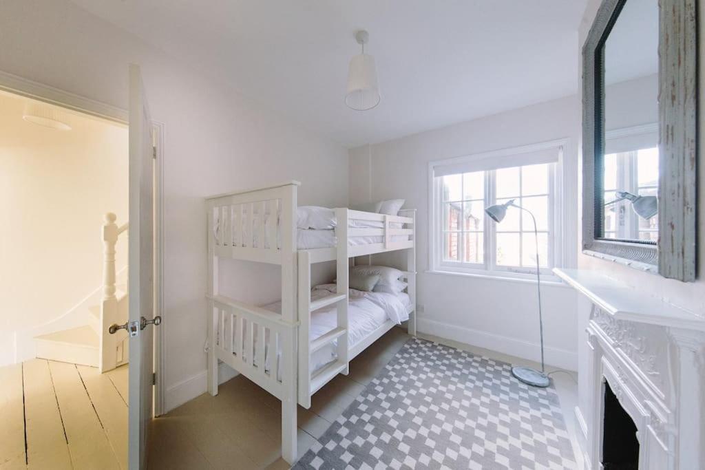 Beautiful House, Cirencester Centre, Parking Extérieur photo